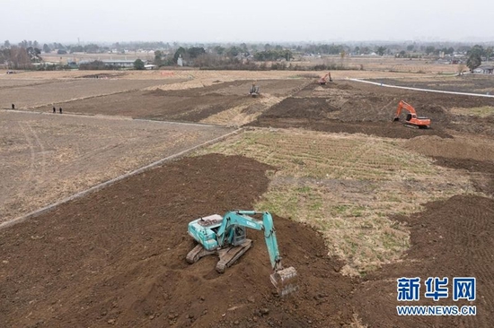 1月14日，在绵竹市孝德镇清道社区，挖掘机在整治农田（无人机照片）。