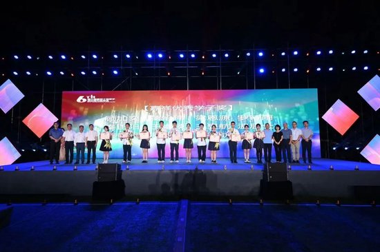 集团及校区领导为获奖学子颁奖