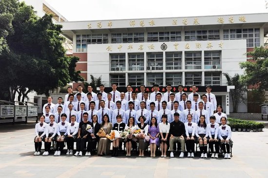 四衔接教育课改班师生合影