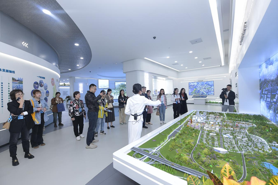 10月30日，“走进锦江软件园”市民观察团参观白鹭湾科技生态馆。