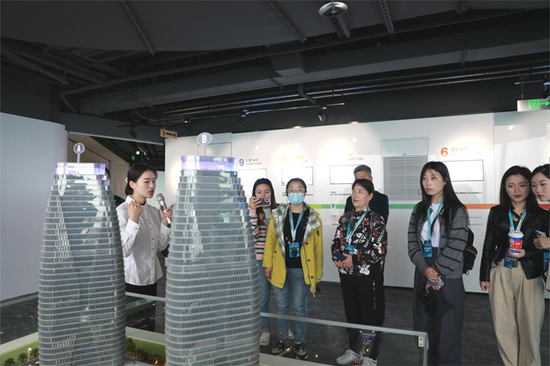 　10月30日，“走进锦江软件园”市民观察团参观锦江云端会客厅。新华网发（张可凡 摄）