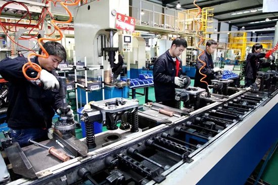 四川建安工业有限责任公司生产车间内工人们在全力生产。受访者供图