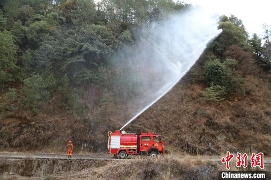 森林消防员对部分区域开展增湿作业。四川森林消防供图