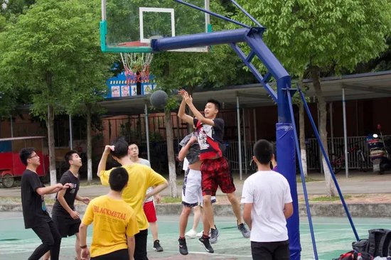 高中时期校园内的篮球友谊赛