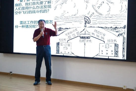 焦国力大校与同学们分享我军战机的秘密
