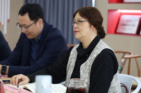 文春帆副会长(右)听得深