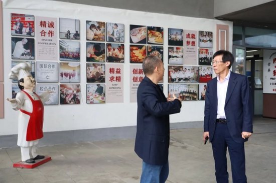 视察西餐体验园