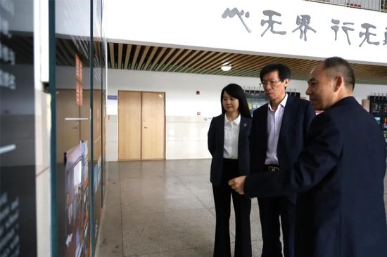 视察数字文创学院文化展厅