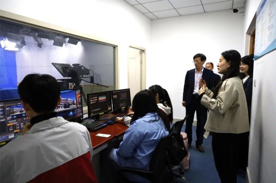 视察校园融媒体中心
