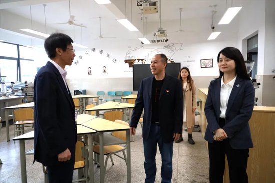 视察咖啡实训室