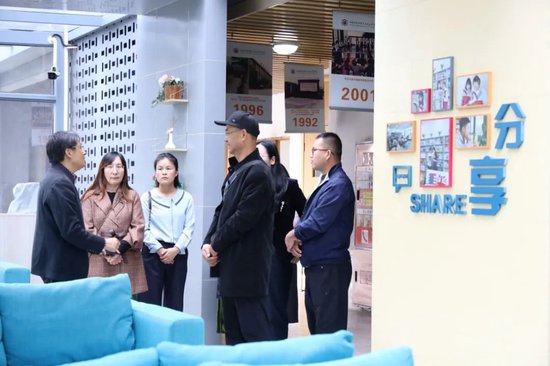 参观青阅书吧