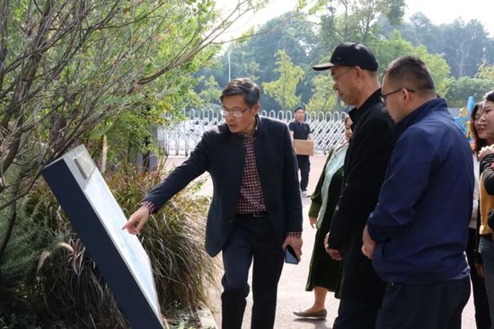 唐勇副校长介绍学校整体布局