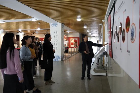 参观“好瓷胜玉”陶瓷展厅