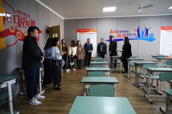 参观汽车实训基地