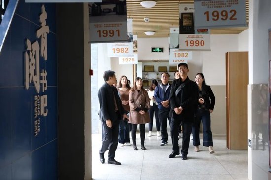 参观校史文化长廊