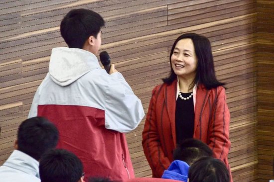 同学们积极与范老师交流