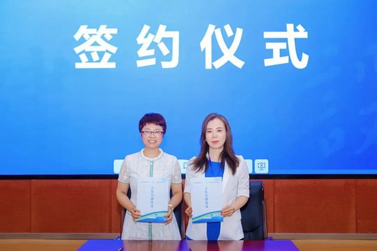 戚邓校长与李洪霞校长进行合作签约