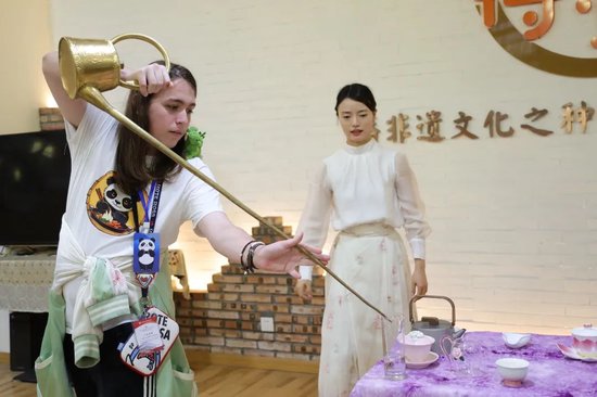 美国学生体验长嘴铜壶