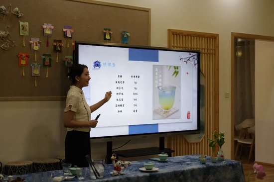 老师讲解新中式茶饮琉璃盏调制方法