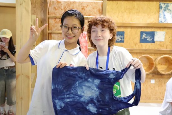 美国学生Darby Wheatley(右)谈感受