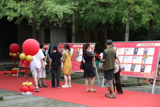 了解学校师资