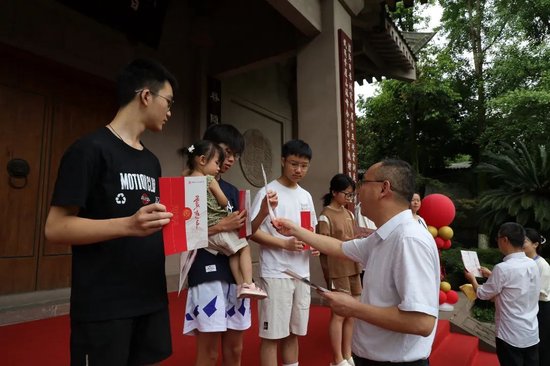 文翁书院国学讲堂前,领取录取通知书