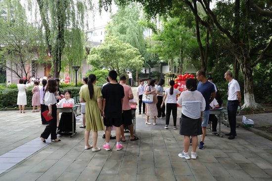 踏上启梦桥