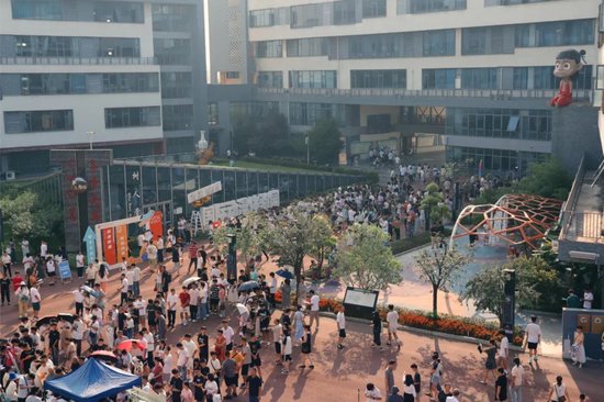 学校中庭俯拍