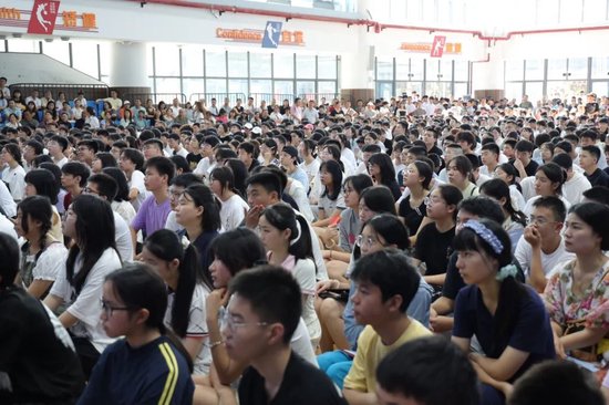 同学们认真听