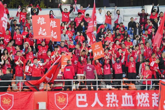 达州球迷远征成都助威  温仕卿/摄