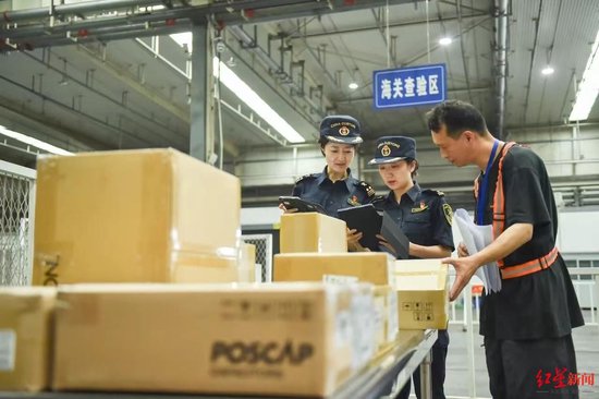 ▲成都海关所属双流机场海关关员正在查验成都航空口岸进出口货物 资料图