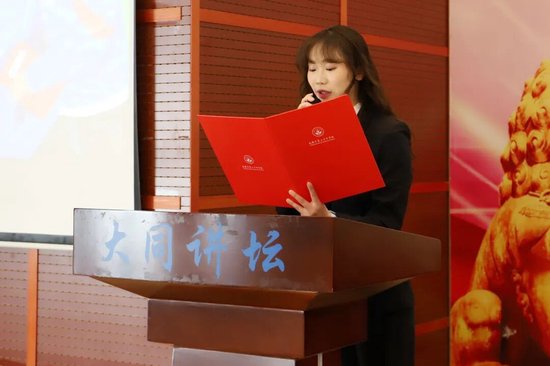 初中场由青年教师刘玉凤主持
