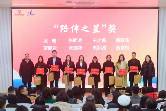 颁奖嘉宾：彭州市教育科学研究院家庭教育分管领导 付银燕、彭州市嘉祥外国语学校校长 杨小平