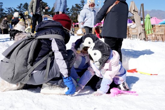 亲子消费点燃冰雪经济新热潮（成都文旅集团供图）