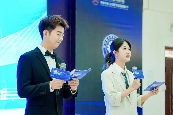 终试主持嘉宾：第七届“川蜀模范学子”、北京大学大一学生王洛源&nbsp; &nbsp;成都市锦江区嘉祥外国语高级中学教师高于峰