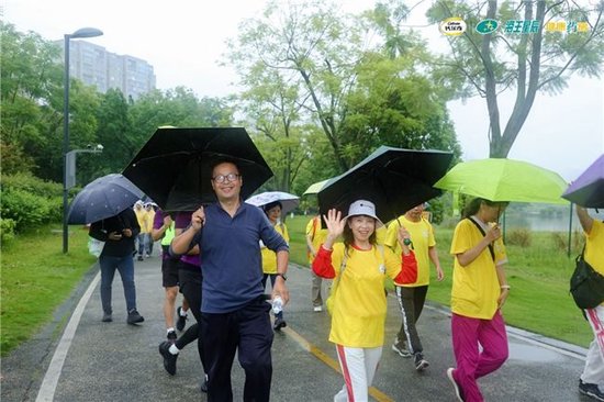 （市民于成都锦城湖湿地公园参与行走）