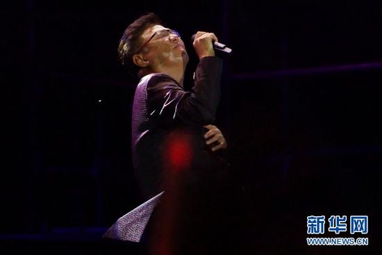 姜育恒在音乐节上倾情演唱。