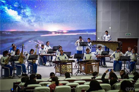 ▲悦音民乐团优雅演奏