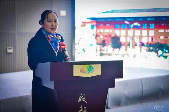 ▲梁惠娟副校长担任上午大会主持