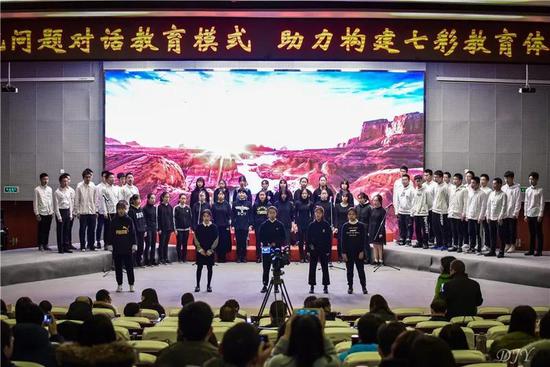 ▲七彩银杏合唱团暖场合唱