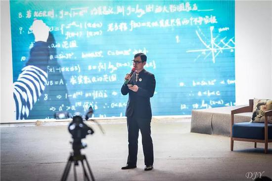 ▲课题组成员刘志刚老师讲述利用数字技术手段对学生自主意识、能力进行探索和培养