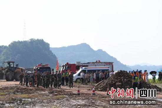 民兵预备役奔赴受灾现场。