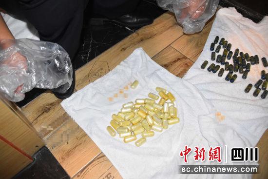 从两名犯罪嫌疑人体内排出的“毒胶囊”。