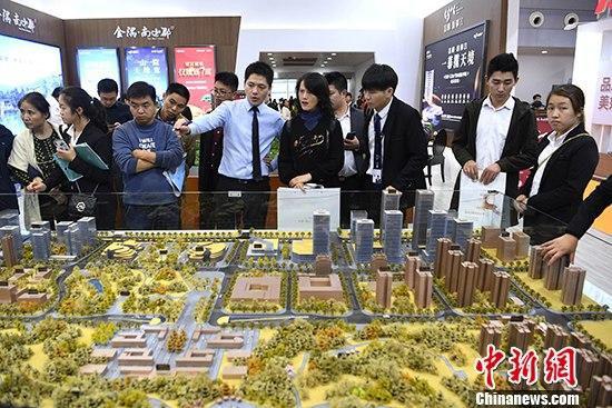 资料图:市民在了解房产信息。 中新社记者 陈超 摄