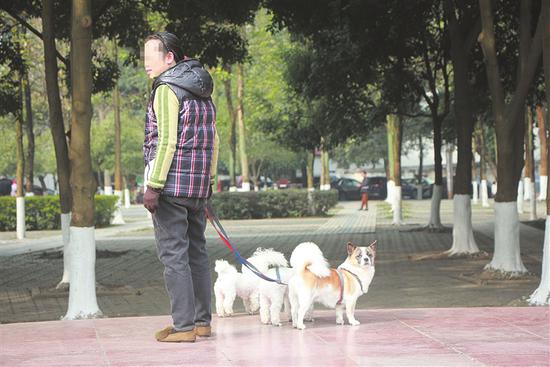 為狗狗拴上狗繩,彰顯文明
