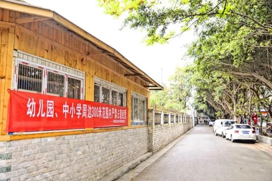 干凈整潔的校園周邊。