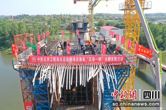 川南城际铁路自贡至宜宾段全线首个连续梁0号块顺利浇筑。