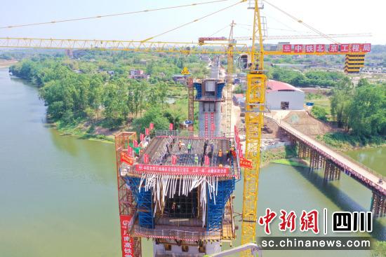 川南城际铁路自贡至宜宾段全线首个连续梁0号块顺利浇筑。
