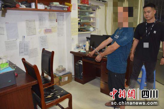 犯罪嫌疑人指認(rèn)作案現(xiàn)場(chǎng)。