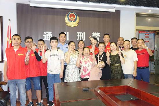 李金平與親人一起合影留念